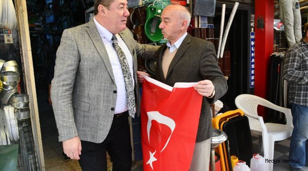 ALAPLI BELEDİYESİ ESNAF VE VATANDAŞLARA BİNLERCE TÜRK BAYRAĞI DAĞITTI.