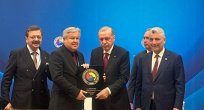 TOBB HİZMET ŞEREF ÖDÜLÜNÜ CUMHURBAŞKANİ ERDOĞAN"IN ELİNDEN ALDI   