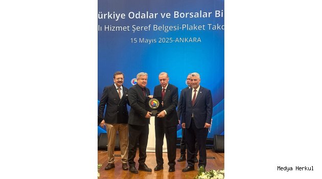 TOBB HİZMET ŞEREF ÖDÜLÜNÜ CUMHURBAŞKANİ ERDOĞAN"IN ELİNDEN ALDI   
